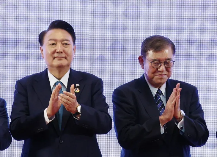 윤석열 대통령과 이시바 시게루 일본 총리가 10일(현지시간) 라오스 비엔티안 국립컨벤션센터(NCC)에서 열린 아세안+3(한중일) 정상회의 기념 촬영에서 박수치고 있다.  2024.10.10 연합뉴스