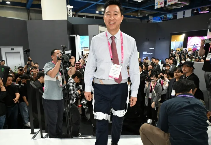 근력 보조 로봇 체험하는 오세훈 시장
