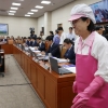 ‘급식복’ 입고 국감장 나타난 국회의원 정체…치열한 소품 경쟁
