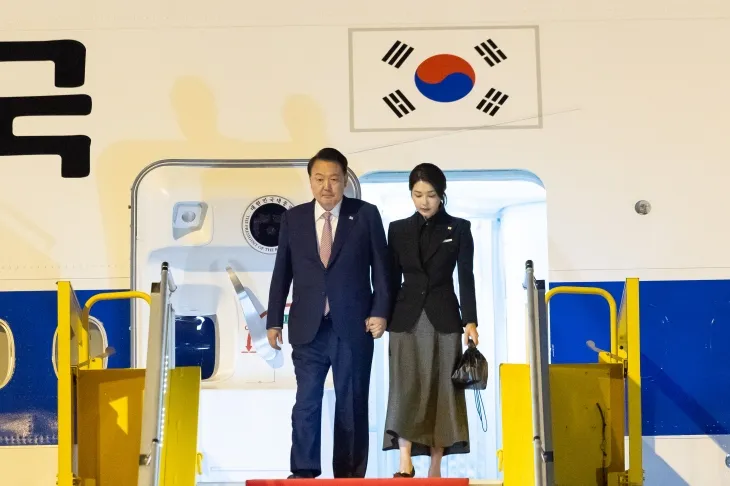 공군 1호기에서 내리는 윤 대통령 부부