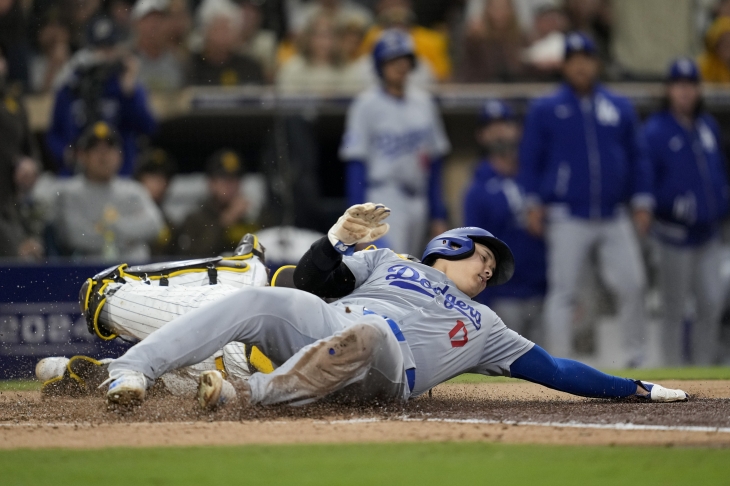 미국프로야구 메이저리그(MLB) LA 다저스의 오타니 쇼헤이가 10일(한국시간) 미 캘리포니아주 샌디에이고 펫코파크에서 열린 2024 MLB 포스트시즌 내셔널리그 디비전시리즈 샌디에이고 파드리스와의 4차전에서 홈으로 파고들다 태그 아웃을 당하고 있다. 다저스는 세 번 출루한 오타니의 활약을 앞세워 8-0으로 승리하면서 승부를 최종 5차전까지 끌고 갔다. 샌디에이고 AP 연합뉴스