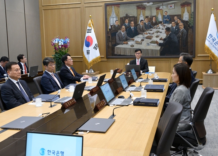 이창용(가운데) 한국은행 총재가 지난 8월 22일 서울 중구 한국은행 본관에서 열린 금융통화위원회를 주재하고 있다. 사진공동취재단