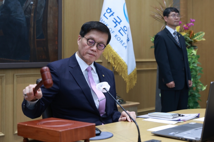 이창용(가운데) 한국은행 총재가 11일 서울 중구 한국은행 본관에서 열린 금융통화위원회에서 의사봉을 두드리고 있다. 사진공동취재단