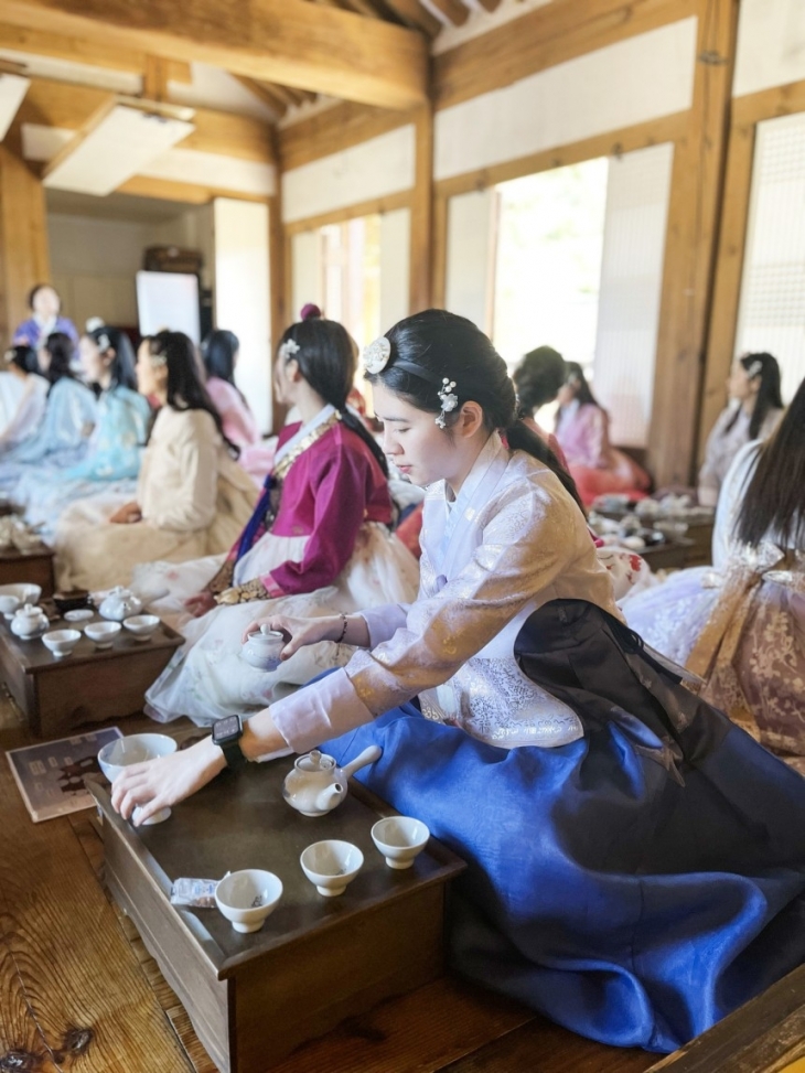 최근 서울 중구 남산골 한옥마을에서 진행한 ‘다이브 인투 K-스타일’ 프로그램에 참가한 대한항공 외국인 승무원들이 한복을 입고 전통 다례를 체험하고 있다. 대한항공 제공