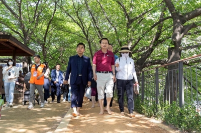 맨발로 걸어요... 영등포구, 안양천에 황톳길 완성