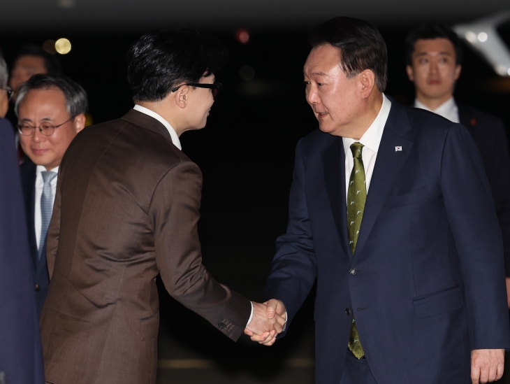 윤석열 대통령, 국민의힘 한동훈 대표와 악수