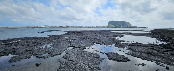 오조리 갯벌에서 바라보는 성산일출봉. 제주 강동삼 기자