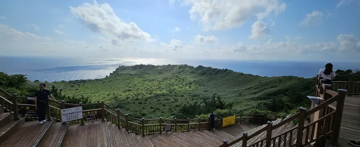 가장 해가 먼저 뜨는 성산일출봉. 오는 27일부터 해돋이를 오전 6시부터 올라 볼 수 있다. 제주 강동삼 기자