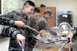 병사 급식비 ‘3끼 1만 3000원’…왜 또 동결됐을까