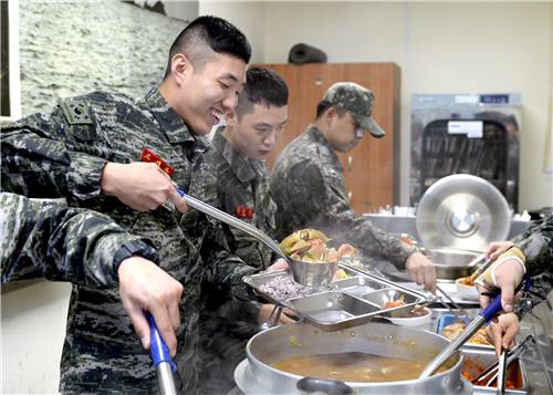 병사 급식비 ‘3끼 1만 3000원’…왜 또 동결됐을까