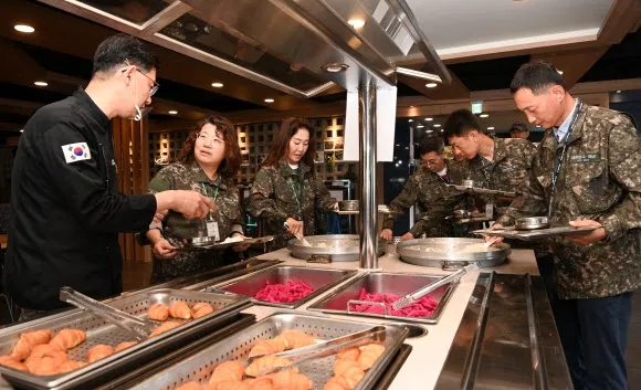 제10기 대한민국 장병 급식·피복 모니터링단이 6일 해군 1함대사령부를 방문해 군항 내 육상에 있는 영내식당을 찾아 장병 급식을 시식하며 개선상태를 확인하고 있다. 2023.9.6  국방부 제공