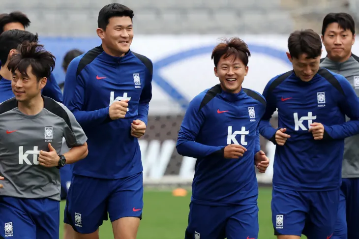 한국 남자축구 국가대표 김민재와 이승우가 13일 용인미르스타디움에서 2026 북중미월드컵 아시아 지역 3차 예선 B조 4차전 이라크와의 홈 경기를 이틀 앞두고 밝은 표정으로 훈련하고 있다. 뉴시스