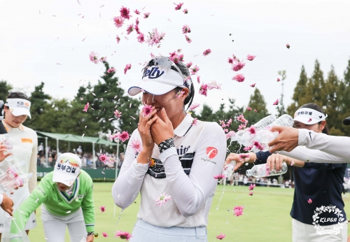 김민별이 13일 전북 익산에 위치한 익산CC에서 열린 ‘2024 동부건설 한국토지신탁 챔피언십’에서 우승한 뒤 동료들로부터 축하받고 있다. KLPGT 제공