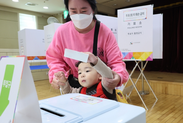 2024년 하반기 재보궐 선거 사전투표 첫날인 지난 11일 서울 서대문구 북아현동 주민센터에서 한 어린이가 엄마 대신 투표용지를 투표함에 넣고 있다. 이번 선거﻿ 사전투표는 지난 11~12일 진행됐고 본 투표는 오는 16일 오전 6시부터 오후 8시까지다. 연합뉴스