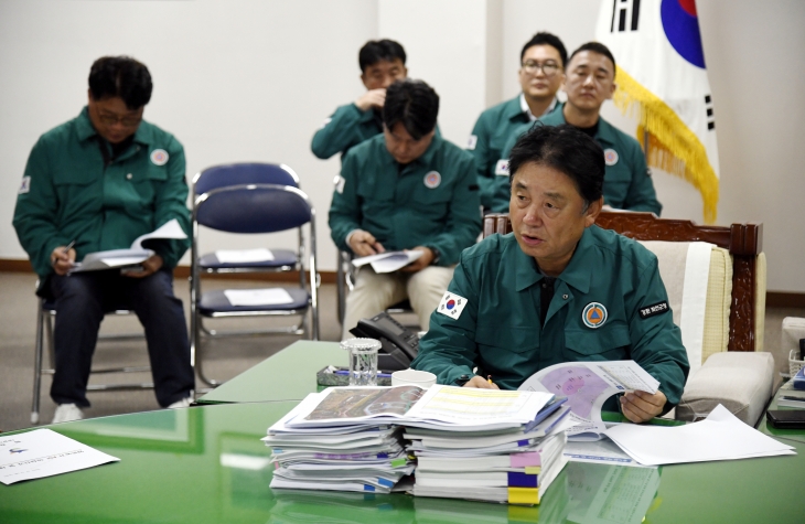 최문순 강원 화천군수는 한 양돈농가에서 아프리카돼지열병 의심축이 신고된 13일 긴급 회의를 열고 방역대책을 논의했다. 화천군 제공