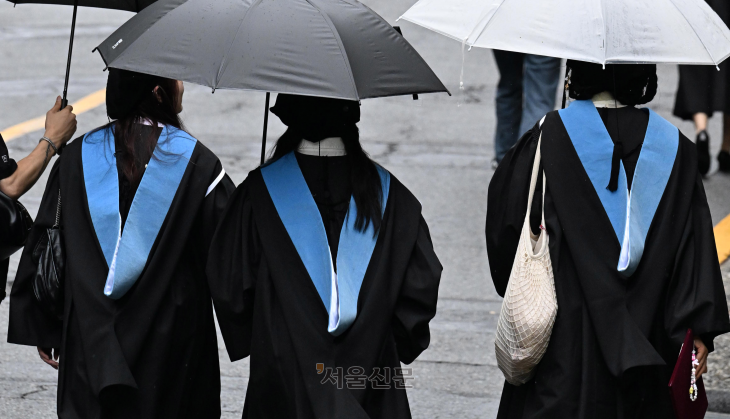 국내 중국인 유학생 수는 늘어나고 있지만 대학원에서는 통역을 대동해 한국어와 영어를 못해도 입학과 졸업을 할 수 있게끔 하는 등 교육의 질은 떨어지고 있다. 사진은 기사 내용과 관련 없음. 서울신문 DB