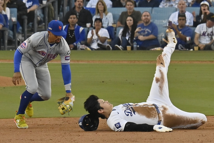 미국프로야구 메이저리그(MLB) LA 다저스 오타니 쇼헤이(오른쪽)가 14일(한국시간) 미 캘리포니아주 로스앤젤레스 다저스타디움에서 열린 내셔널리그챔피언십시리즈(NLCS) 1차전 뉴욕 메츠와의 경기에서 2회 말 도루를 시도하다 메츠 2루수 프란시스코 린도어에게 태그아웃당하고 있다. 도루에 실패한 오타니는 도루 성공 행진을 36에서 마감했다. 로스앤젤레스 UPI 연합뉴스