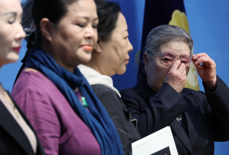 14일 국회 소통관에서 국악인 신영희(오른쪽)씨가 ‘국악인 비하 발언’ 민주당 양문석 의원 규탄 기자회견 도중 눈물을 닦고 있다. 2024.10.14 연합뉴스