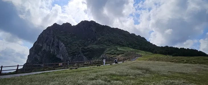 성산일출봉이 단성화산체가 아니라 복합화산체인 것으로 밝혀졌다. 제주 강동삼 기자