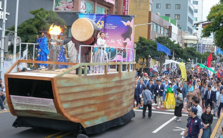 지난 5일 제주 탑동해변공연장 일원에서 ‘신(神)들의 벗, 해민(海民)의 빛’을 슬로건으로 ‘제63회 탐라문화제’가 9일 성황리에 막을 내렸다. 제주도 제공