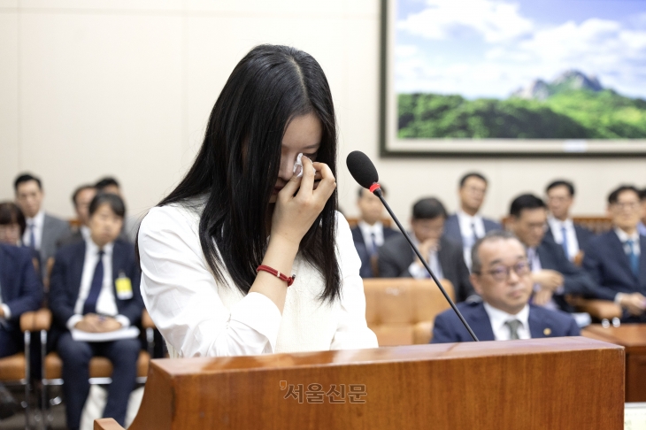 뉴진스 멤버 하니 팜이 15일 오후 서울 여의도 국회에서 열린 환경노동위원회의 경제사회노동위원회, 중앙노동위원회, 최저임금위원회 등에 대한 국정감사에서 눈물을 흘리고 있다. 2024.10.15 안주영 전문기자