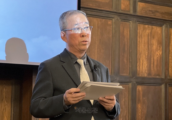 윤재웅 동국대학교 총장이 지난 11일(현지시각) 미국 예일대학교 스털링 기념 도서관 강의실에서 ‘사랑과 위로의 한류 문화 컨텐츠-서정주의 시와 BTS의 노래’를 주제로 강연하고 있다. 동국대학교 제공