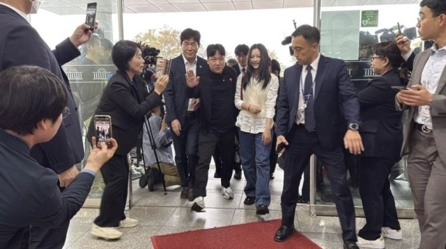 국회 최민희 과확기술정보방송통신위원장이 15일 국회 본청 입구에서 뉴진스 멤버 하니를 찍고 있다. 이기인 개혁신당 최고위원 페이스북 캡처