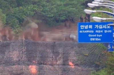 [포토] 경의선 도로 폭파 장면 찍는 북한군