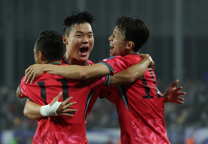 한국 축구 국가대표팀의 오현규(가운데)가 15일 경기도 용인 미르스타디움에서 열린 2026 북중미월드컵 아시아 3차 예선 B조 4차전 이라크와의 홈 경기에서 골을 넣은 뒤 문선민(왼쪽), 이재성과 환호하고 있다. 연합뉴스