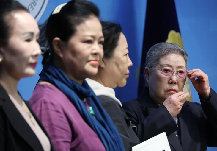 14일 국회 소통관에서 신영희(오른쪽) 판소리 명창이 양문석 의원 규탄 기자회견 도중 눈물을 닦고 있다. 2024.10.14 연합뉴스