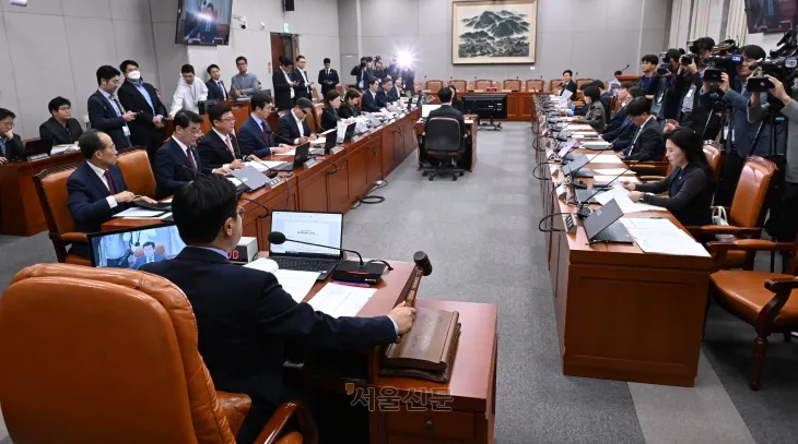 국회 운영위원장인 박찬대 더불어민주당 원내대표가 16일 오전 서울 여의도 국회에서 열린 운영위원회 전체회의애서 의사봉을 두드리고 있다. 2024.10.16안주영 전문기자