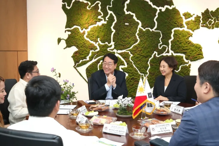 화성시(시장 정명근, 가운데)와 필리핀 제너랄 루나시(시장 플로리도 매트 어윈, 오른쪽 두 번째)가 15일 외국인 계절근로자 유치 협약을 체결했다. (화성시 제공) 화성시(시장 정명근, 가운데)와 필리핀 제너랄 루나시(시장 플로리도 매트 어윈, 오른쪽 두 번째)가 15일 외국인 계절근로자 유치 협약을 체결했다. (화성시 제공)