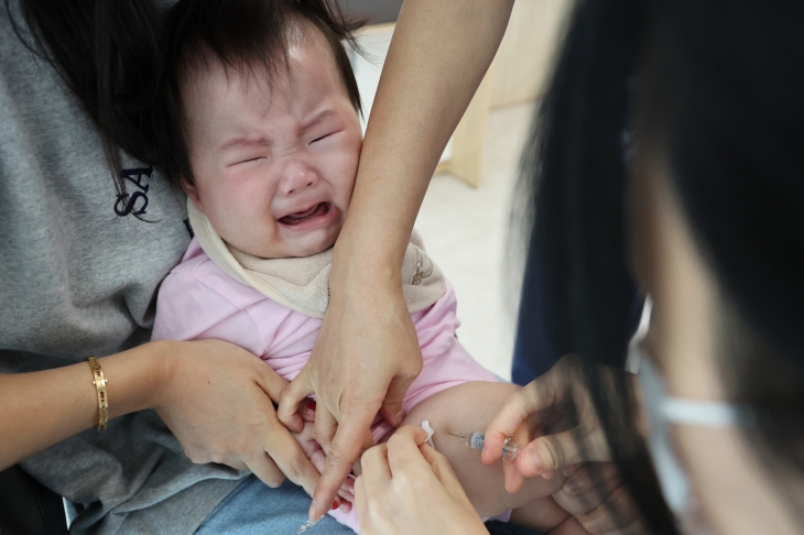 지난 2일 서울 성북우리아이들병원에서 어린아이가 독감 예방 접종을 받으며 울고 있다. 2024.10.2 연합뉴스