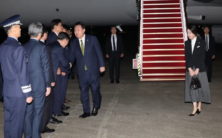 윤석열 대통령 부부, 동남아 순방 마치고 귀국