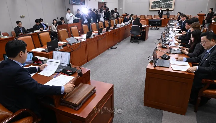 국회 운영위원장인 박찬대(맨 왼쪽) 더불어민주당 원내대표가 16일 국회에서 열린 운영위원회 전체회의애서 김건희 여사와 명태균 씨 등을 포함한 국정감사 증인 등 출석요구의 건을 의결하고 있다. 이날 여당인 국민의힘 의원들은 민주당의 일방적 안건 상정에 반발하며 퇴장했다.  안주영 전문기자