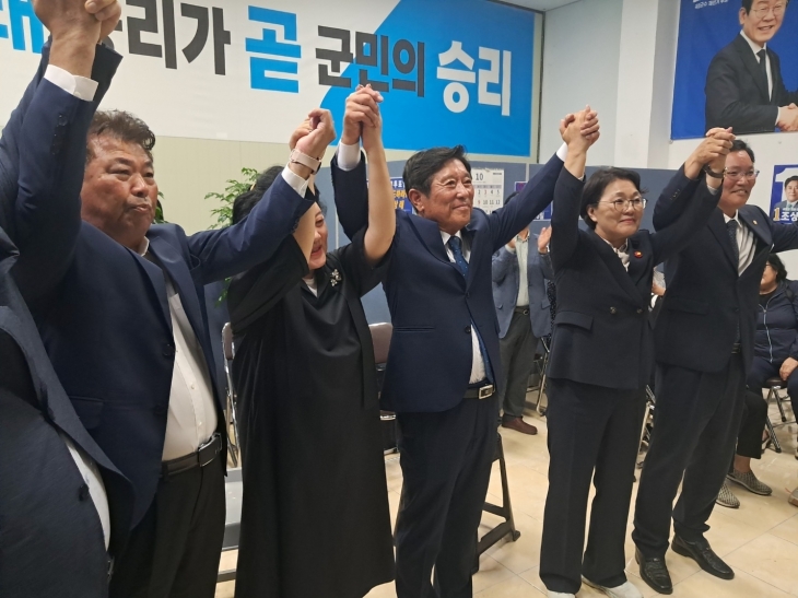 조상래 곡성군수 당선인이 권향엽 지역위원장과 함께 지지자들에게 환호하고 있다.