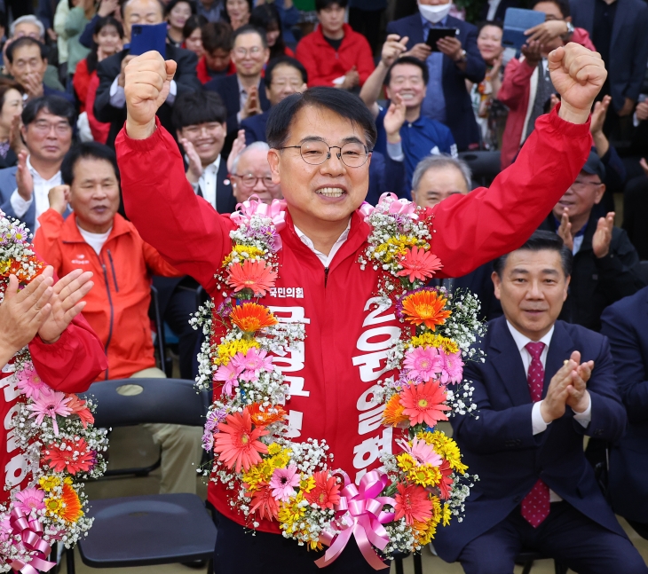 금정서 꽃다발 목에 건 국민의힘 윤일현