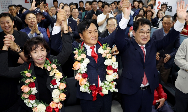 10·16 재·보궐선거가 치러진 16일 오후 인천시 강화군 강화읍 선거사무실에서 국민의힘 박용철 강화군수 후보가 당선 유력 상황에 기뻐하고 있다. 2024.10.17. 연합뉴스