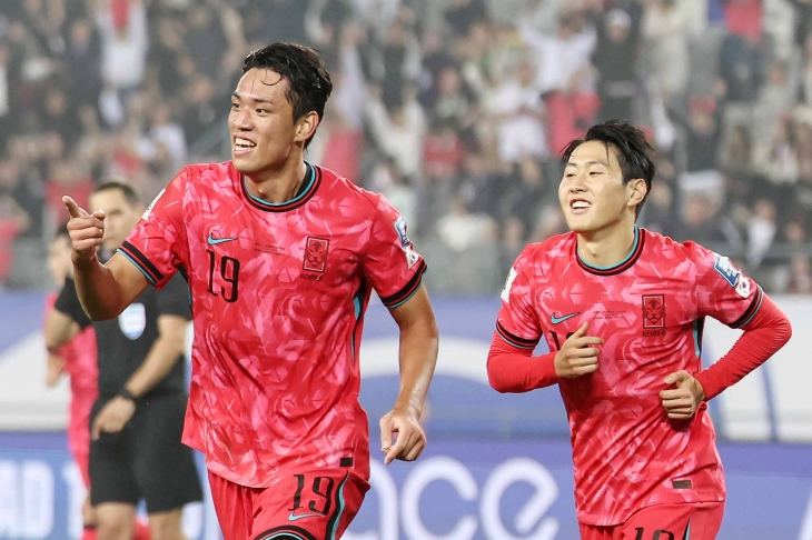 한국 남자축구 국가대표 이강인이 15일 용인미르스타디움에서 열린 2026 북중미월드컵 아시아 지역 3차 예선 B조 4차전 이라크와의 홈 경기에서 득점한 오세훈과 기뻐하고 있다. 뉴스1