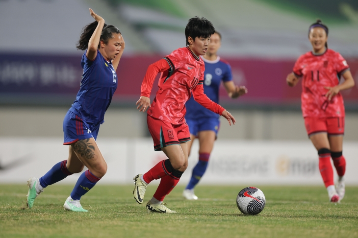 한국 여자축구 국가대표 지소연이 지난 4월 8일 이천종합운동장에서 열린 필리핀과의 친선전에서 드리블하고 있다. 대한축구협회 제공