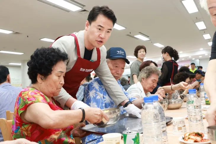 오언석(왼쪽 두 번째) 서울 도봉구청장이 관내 어르신들에게 삼계탕을 드리고 있다. 도봉구 제공