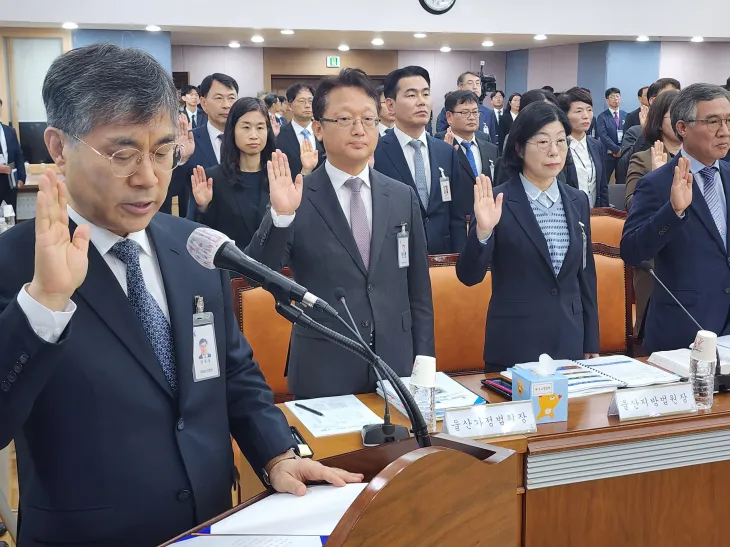 정용달 대구고법원장(왼쪽)이 17일 대구고법에서 열린 국회 법제사법위원회의 국정감사에서 증인 선서를 하고 있다. 2024. 10. 17. 민경석 기자