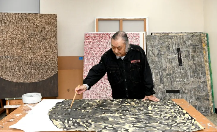 송계(松溪) 박영대 화백이 작품활동을 펼치고 있다. 백석대 제공