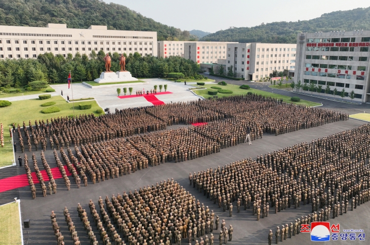 김정은, 창립60주년 김정은국방종합대학 축하방문