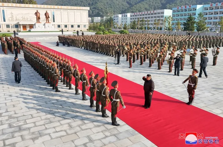 김정은 북한 국무위원장이 지난 17일 인민군 제2군단 지휘부를 방문했다고 조선중앙통신이 18일 보도했다. 2024.10.18 조선중앙통신 연합뉴스