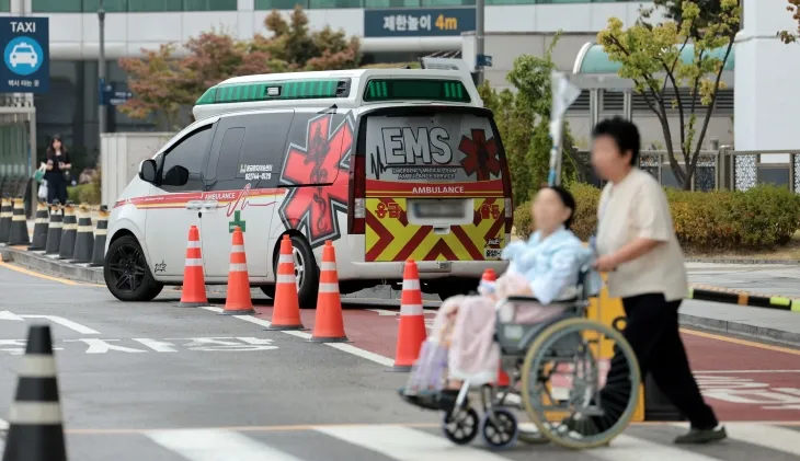 지난 15일 서울 시내의 한 병원 앞에 구급차가 세워져 있다. 연합뉴스