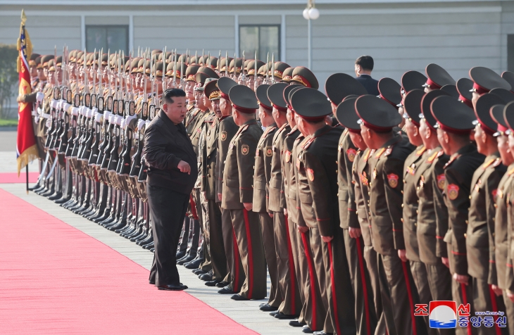 김정은 북한 국무위원장이 지난 17일 인민군 제2군단 지휘부를 방문했다고 조선중앙통신이 18일 보도했다. 김 위원장은 지휘부를 방문한 자리에서 우리나라를 적국, 타국이라 부르며 “한국이 주권을 침해하면 물리력을 조건에 구애됨 없이, 거침없이 사용하겠다”고 위협했다. 2024.10.18 조선중앙통신 연합뉴스