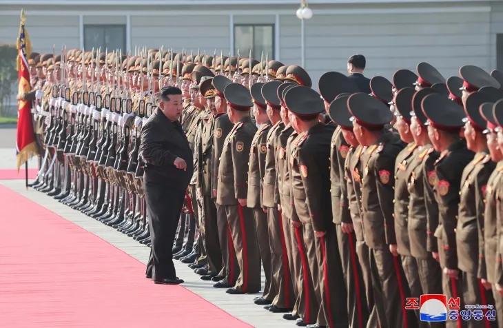 김정은 북한 국무위원장이 지난 17일 인민군 제2군단 지휘부를 방문했다고 조선중앙통신이 18일 보도했다. 김 위원장은 지휘부를 방문한 자리에서 우리나라를 적국, 타국이라 부르며 “한국이 주권을 침해하면 물리력을 조건에 구애됨 없이, 거침없이 사용하겠다”고 위협했다. 2024.10.18 조선중앙통신 연합뉴스