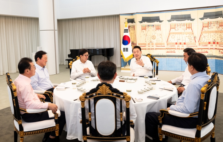 윤석열 대통령이 18일 대통령 관저에서 박형준 부산시장, 김두겸 울산광역시장, 박완수 경남지사를 초청해 정책간담회를 진행했다. 대통령실 제공