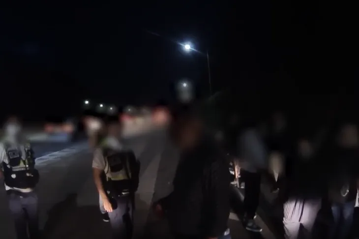 고속버스 기사가 승객들을 고속도로 졸음쉼터에 하차시킨 후 경찰이 출동한 모습. 유튜브 채널 ‘한문철 TV’ 캡처